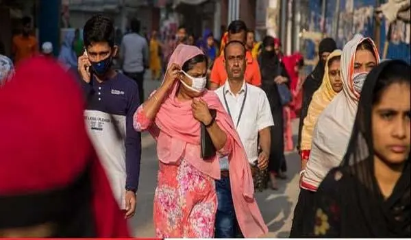 বাংলাদেশের শহরে মানুষজন মাস্ক পরে চলাফেরা করছে. Channel i News - চ্যানেল আই নিউজ