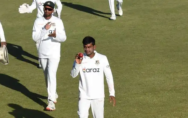 বাংলাদেশ ক্রিকেট দলের খেলোয়াড়রা মাঠে প্রস্তুত, একজন বল হাতে নিয়ে দাঁড়িয়ে. Channel i News - চ্যানেল আই নিউজ