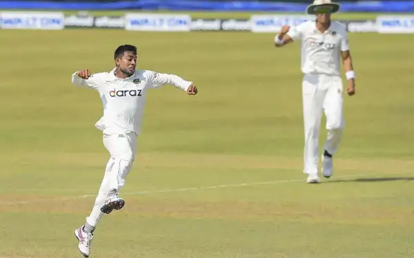 বাংলাদেশ ক্রিকেটার উইকেট উদযাপন করছে, মাঠে খেলা চলছে. Channel i News - চ্যানেল আই নিউজ