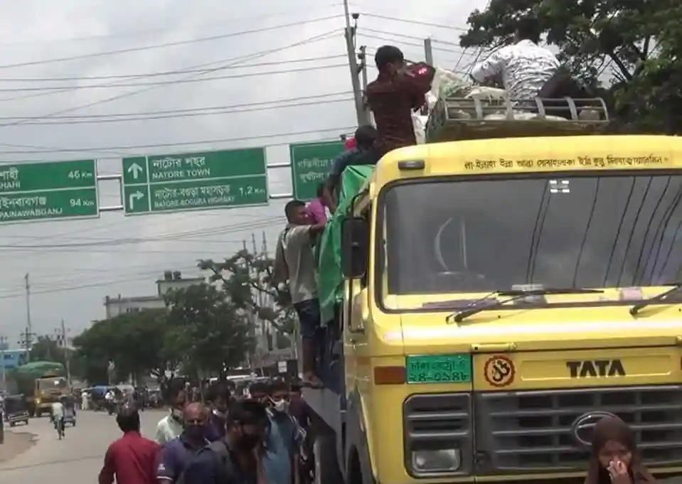 নাটোরে ট্রাকে যাত্রী তোলা হচ্ছে, কাউন্টার থেকে টিকিট কেটে. Channel i News - চ্যানেল আই নিউজ