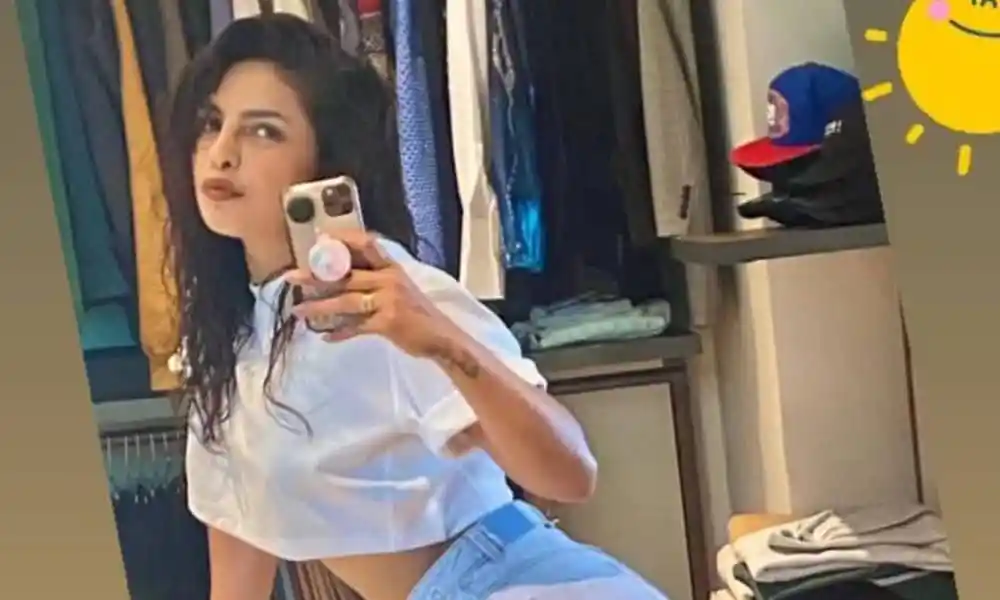 প্রিয়াঙ্কা একটি ক্যাজুয়াল পোশাক পরে সেলফি তুলছেন. Channel i News - চ্যানেল আই নিউজ