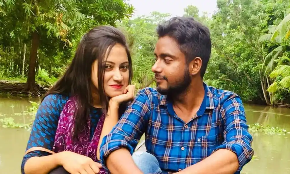প্রেমিক প্রেমিকা নদীর পাশে বসে ছবি তুলছেন. Channel i News - চ্যানেল আই নিউজ