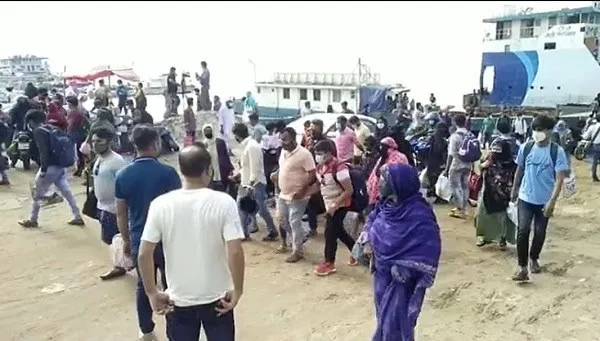 ঢাকামুখী যাত্রীদের উপচেপড়া ভিড় ফেরি ঘাটে. Channel i News - চ্যানেল আই নিউজ