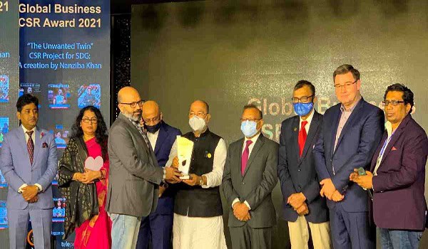 অধিকাংশ ব্যক্তি সম্মাননা গ্রহণ করছেন, কিছু ব্যক্তি মঞ্চে দাঁড়িয়ে. Channel i News - চ্যানেল আই নিউজ