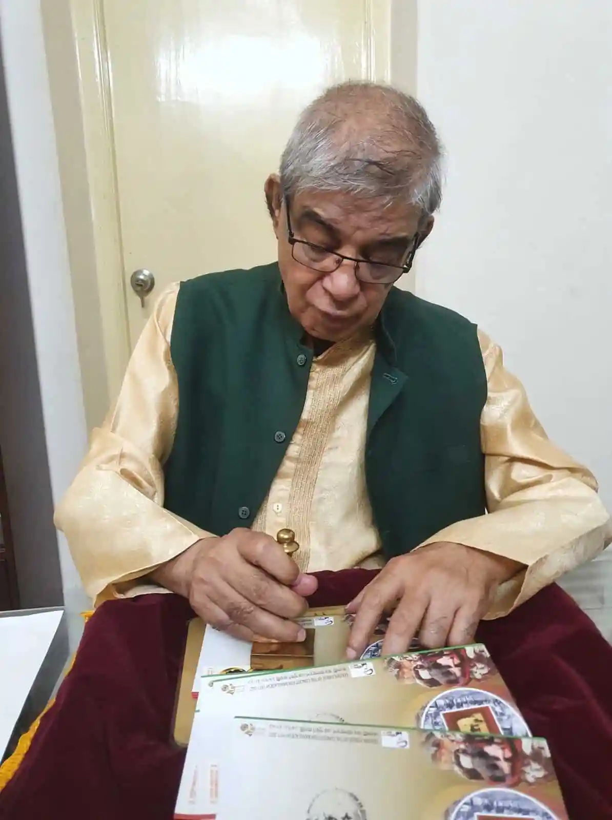 বয়স্ক ব্যক্তি কনসার্ট ফর বাংলাদেশ সুবর্ণজয়ন্তীর ডাকটিকেট উদ্বোধন করছেন. Channel i News - চ্যানেল আই নিউজ