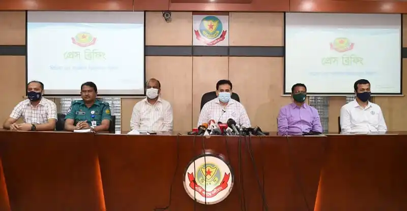প্রেস ব্রিফিংয়ে কর্মকর্তারা বসে আছেন, মিডিয়া ও সাংবাদিকরা উপস্থিত. Channel i News - চ্যানেল আই নিউজ