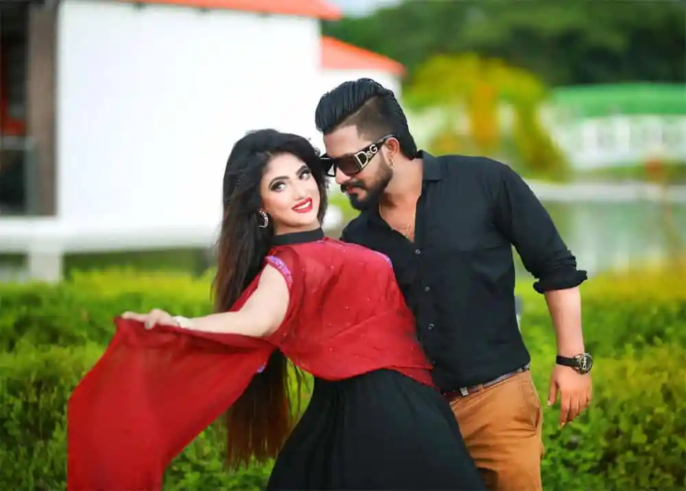 প্রেমিক ও প্রেমিকা সুন্দর প্রাকৃতিক পরিবেশে হাসিমুখে ছবি তুলছেন. Channel i News - চ্যানেল আই নিউজ