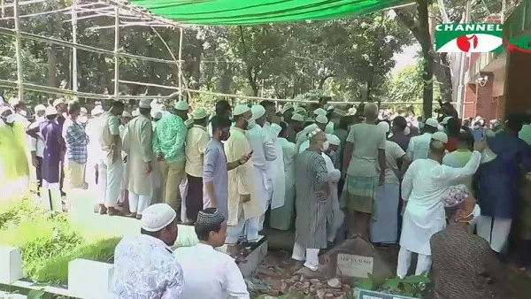 জনগণ সমবেত হয়ে আনোয়ার গ্রুপের চেয়ারম্যানের জন্য দোয়া করছে. Channel i News - চ্যানেল আই নিউজ
