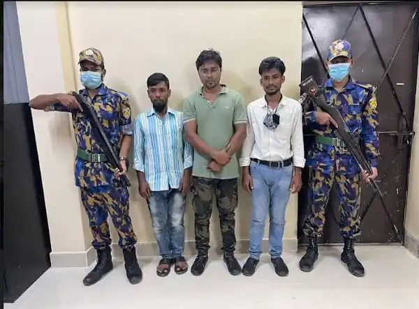 রোহিঙ্গা ক্যাম্পে আটক ৩ ব্যক্তি, দুইজনের হাতে অস্ত্র, নিরাপত্তা বাহিনী. Channel i News - চ্যানেল আই নিউজ