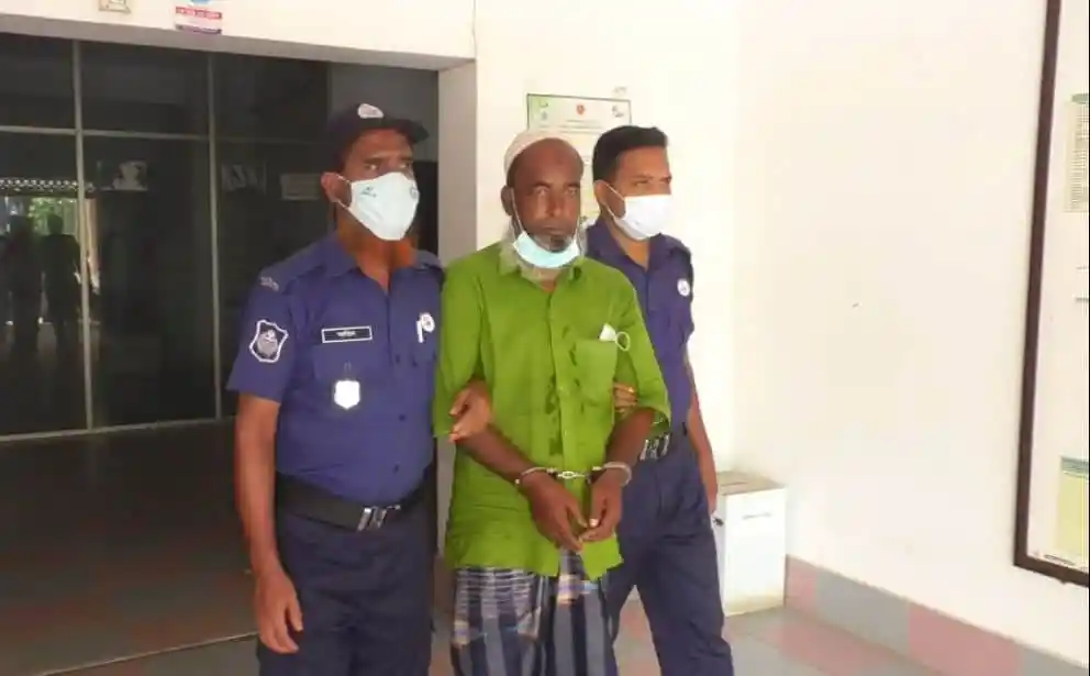 আটক ব্যক্তিকে পুলিশের পাহারায় নিয়ে যাওয়া হচ্ছে. Channel i News - চ্যানেল আই নিউজ