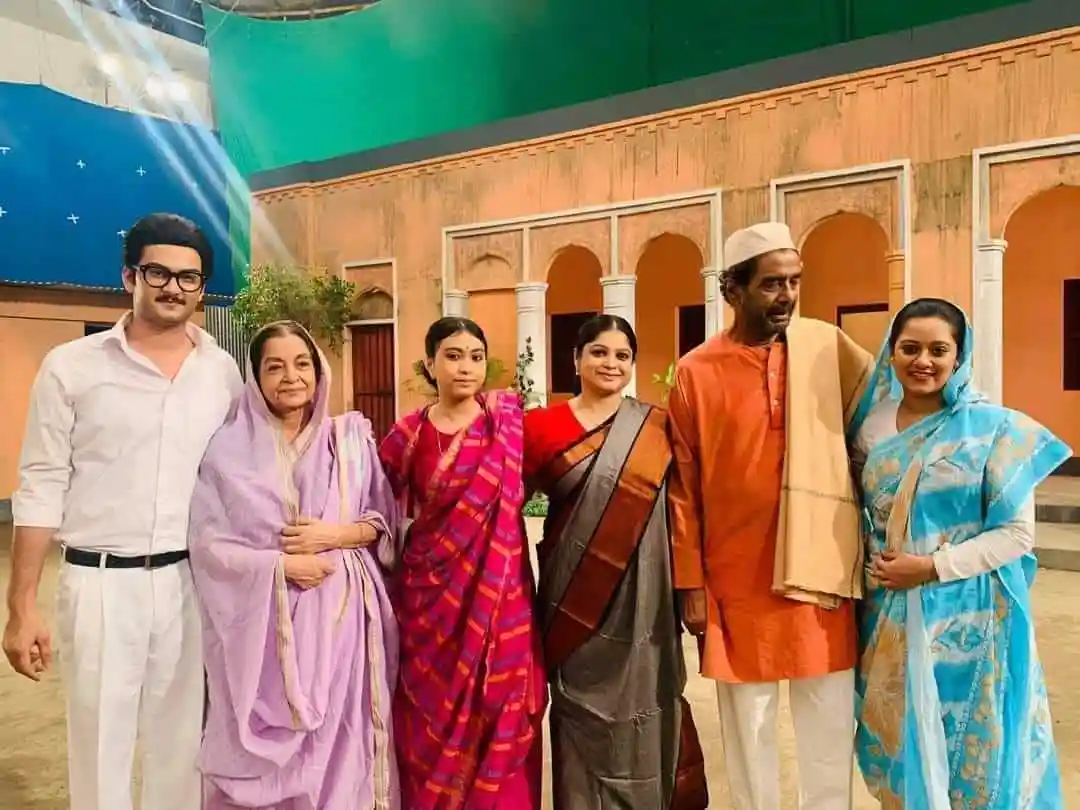 বাংলাদেশের বিভিন্ন পেশার মানুষ একসঙ্গে ছবি তুলছেন. Channel i News - চ্যানেল আই নিউজ