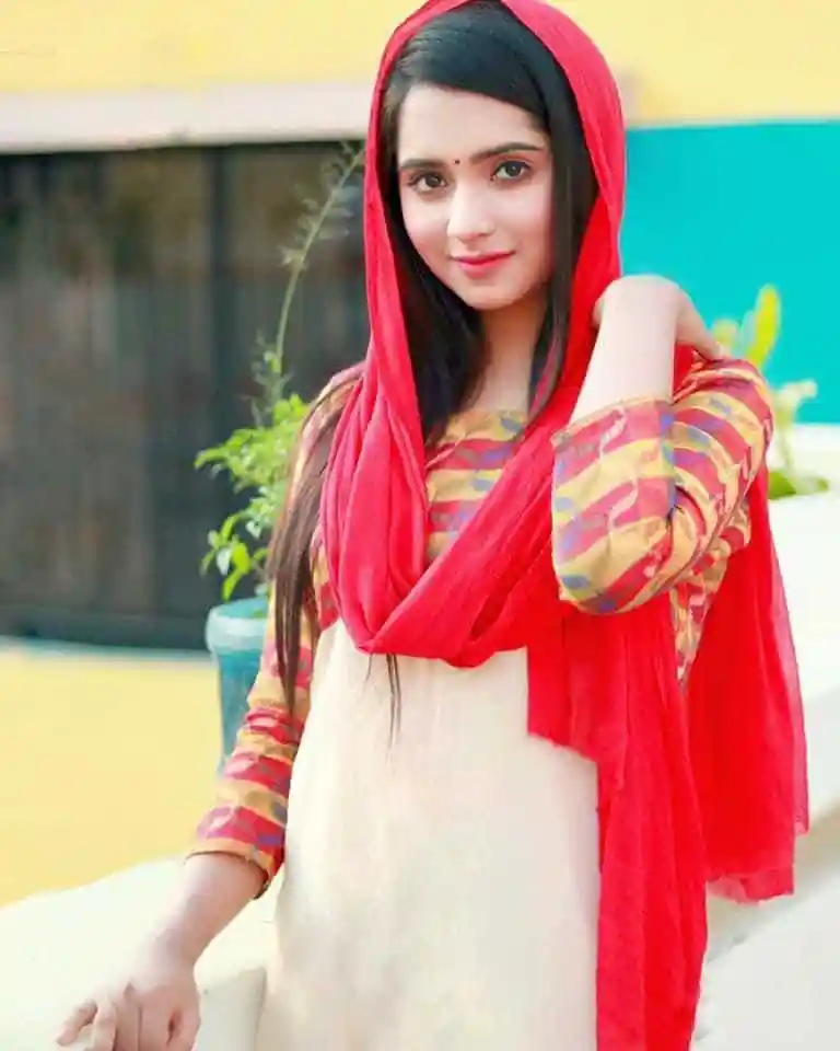 বাংলাদেশি তরুণী হাসিমুখে লাল শাড়ি ও পাঞ্জাবি পরিহিত. Channel i News - চ্যানেল আই নিউজ
