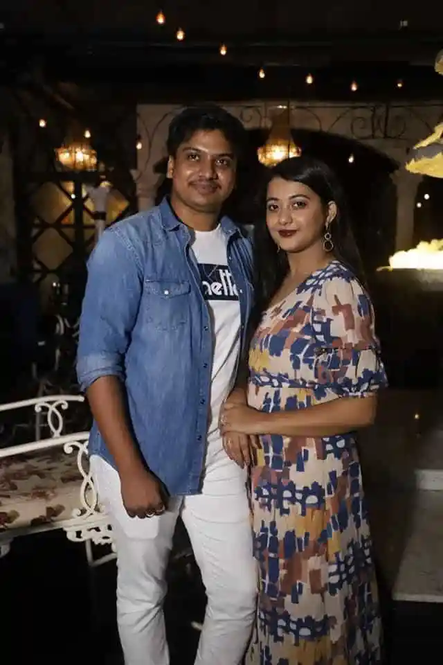 দম্পতি একসঙ্গে হাসিমুখে ছবি তুলছেন, সুন্দর পরিবেশে।. Channel i News - চ্যানেল আই নিউজ