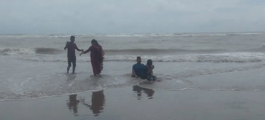 পরিবারের সদস্যরা সমুদ্রে খেলাধুলা ও আনন্দ উপভোগ করছে. Channel i News - চ্যানেল আই নিউজ