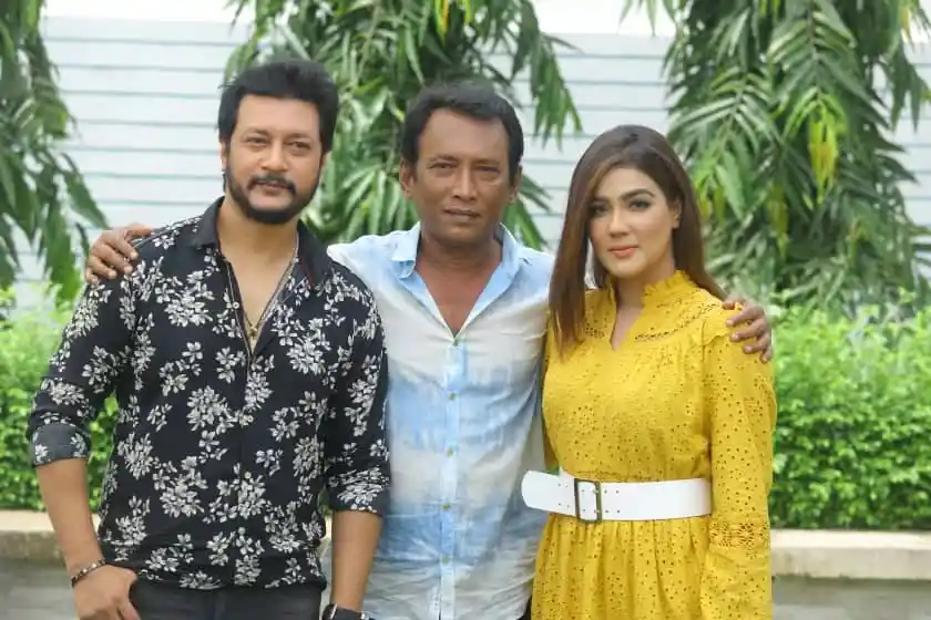 শাহীন সুমনের ‘মাফিয়া’ নাটক-সিনেমার শিল্পীদের সঙ্গে ছবি. Channel i News - চ্যানেল আই নিউজ