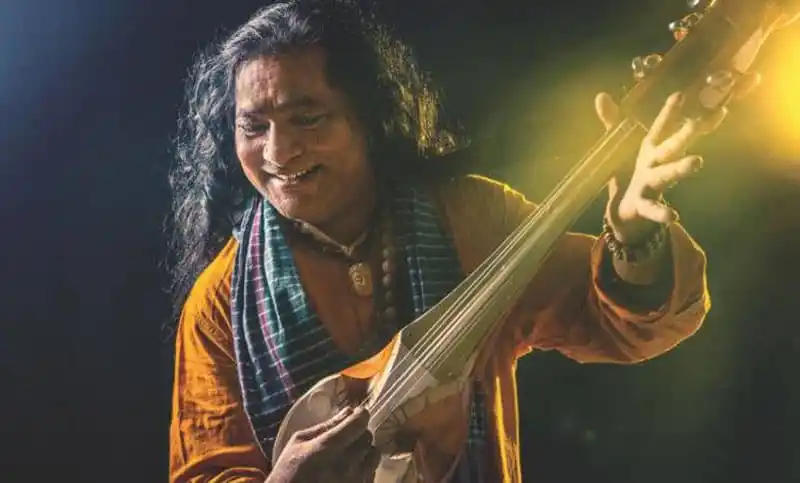 ব্যান্ডের একজন গিটারিস্ট পারফর্ম করছেন, হাসিমুখে মঞ্চে. Channel i News - চ্যানেল আই নিউজ