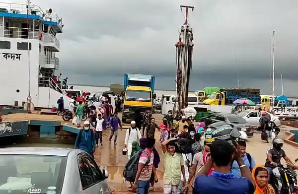 শিমুলিয়া ঘাটে ঢাকামুখী যাত্রীর ভিড়, ফেরি পারাপার চলছে. Channel i News - চ্যানেল আই নিউজ