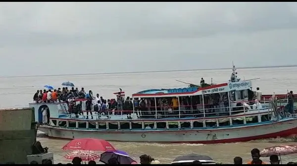 উভয়মুখী যাত্রীর উপচে পড়া ভিড় শিমুলিয়া ফেরিঘাটে. Channel i News - চ্যানেল আই নিউজ
