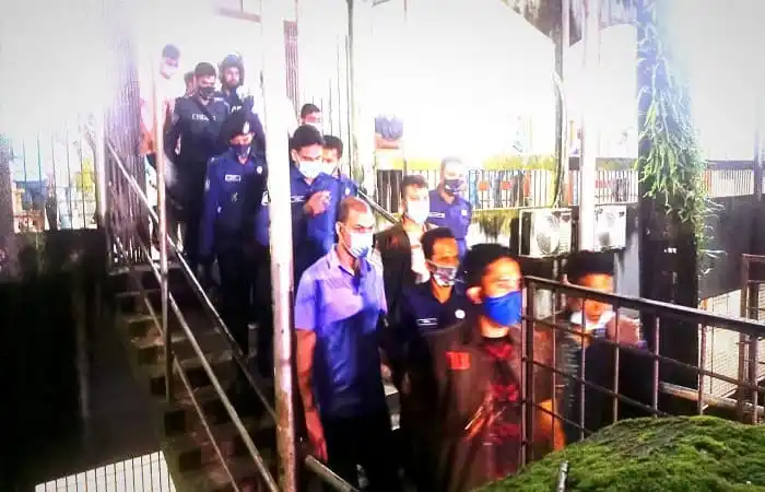 সাক্ষ্যগ্রহণের জন্য মেজর সিনহা হত্যা মামলার আসামিরা আদালত ভবনে প্রবেশ করছে. Channel i News - চ্যানেল আই নিউজ