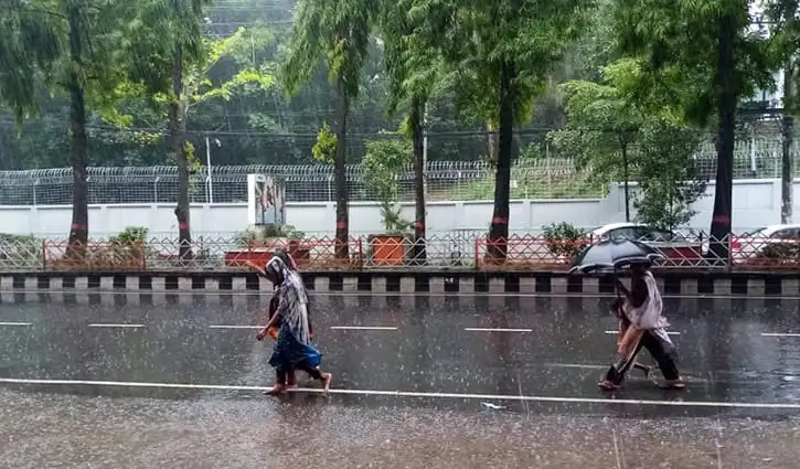 চট্টগ্রাম ও সিলেটের রাস্তায় ভারী বর্ষণে মানুষ চলাচল করছে. Channel i News - চ্যানেল আই নিউজ