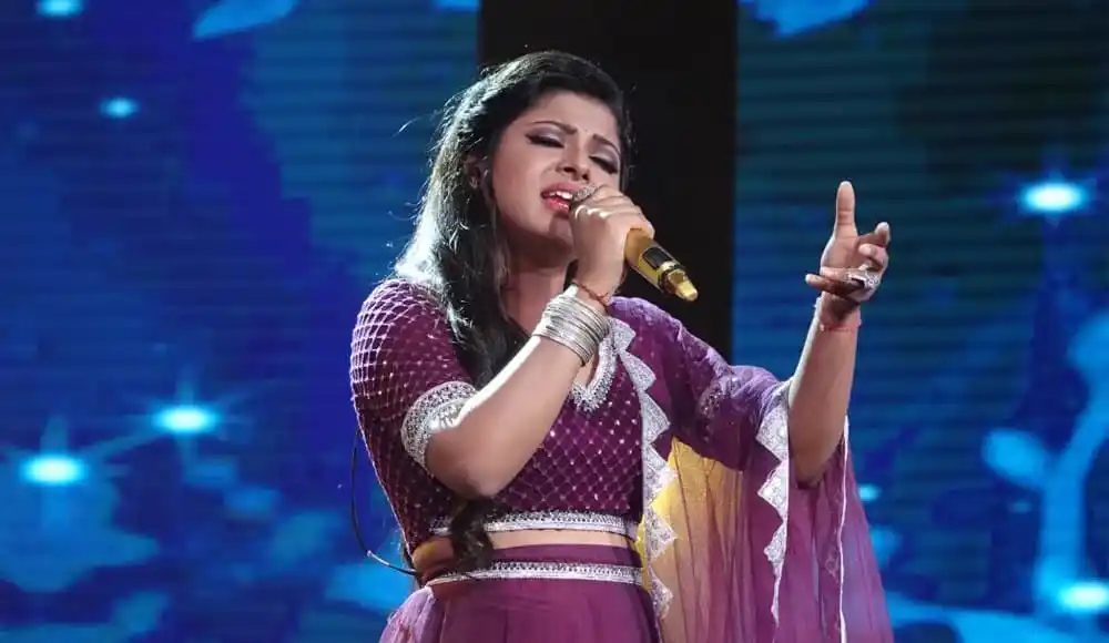 বাংলাদেশি গায়িকা স্টেজে গান পরিবেশন করছেন. Channel i News - চ্যানেল আই নিউজ