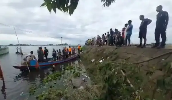 ব্রাহ্মণবাড়িয়ায় ডুবে যাওয়া নৌকা উদ্ধারে উদ্ধারকারীরা কাজ করছে. Channel i News - চ্যানেল আই নিউজ
