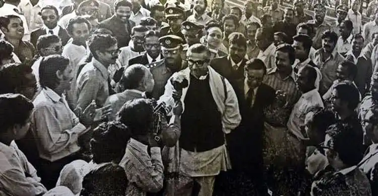 বঙ্গবন্ধুর সাথে মুক্তিযোদ্ধাদের সাক্ষাৎকারের দৃশ্য. Channel i News - চ্যানেল আই নিউজ