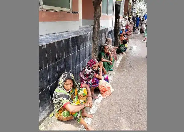 নগরীতে বৃদ্ধা ভিক্ষুকেরা রাস্তার পাশে বসে ভিক্ষা করছে. Channel i News - চ্যানেল আই নিউজ
