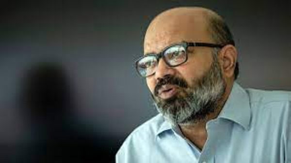 একজন পুরুষ ব্যক্তি, চশমা পরা, আলোচনা করছেন, সম্ভবত ব্যবসায়ী বা কর্মকর্তা. Channel i News - চ্যানেল আই নিউজ