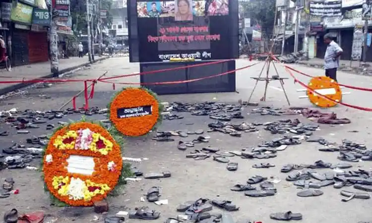 ২১ আগস্ট গ্রেনেড হামলার স্মৃতি চিহ্নিত করে ফুলের মালা ও পাথর সাজানো. Channel i News - চ্যানেল আই নিউজ