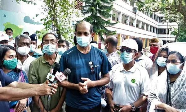 মেয়র আতিক ডেঙ্গু পরিস্থিতি নিয়ে সাংবাদিকদের সঙ্গে আলোচনা করছেন. Channel i News - চ্যানেল আই নিউজ
