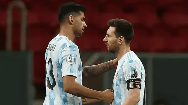 আর্জেন্টিনা ফুটবল দলের দুই খেলোয়াড়ের মধ্যে সংলাপ ও বন্ধুত্বপূর্ণ মুহূর্ত. Channel i News - চ্যানেল আই নিউজ