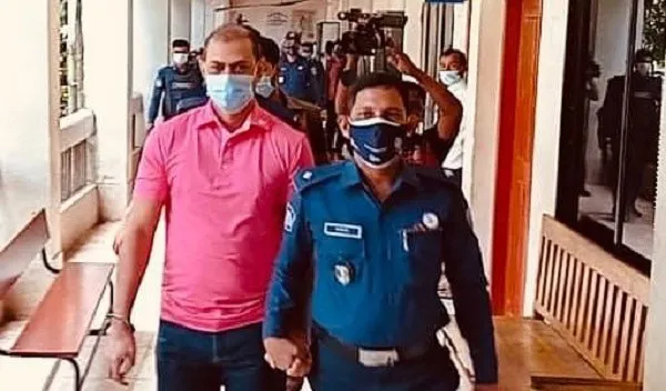 তৃতীয় দিনের সাক্ষ্য গ্রহণের জন্য আদালত ভবনে প্রবেশ করছেন পুলিশ কর্মকর্তা. Channel i News - চ্যানেল আই নিউজ