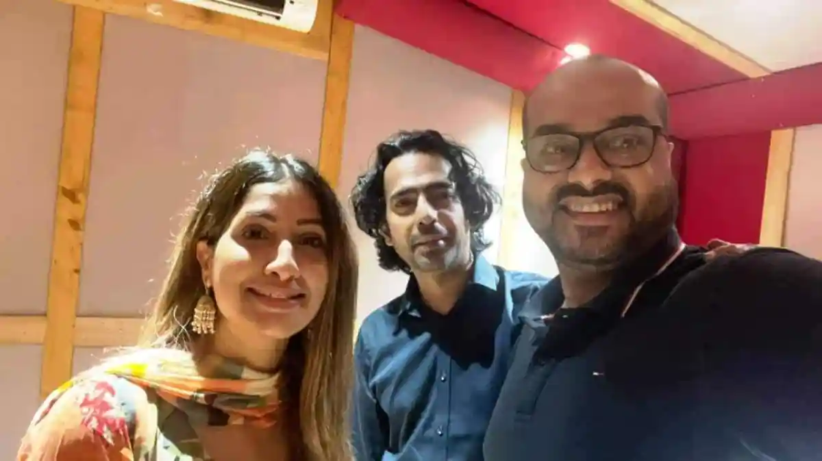 তিনজন মানুষ একটি রেড ও গোল্ডেন রুমে ছবি তুলছেন. Channel i News - চ্যানেল আই নিউজ