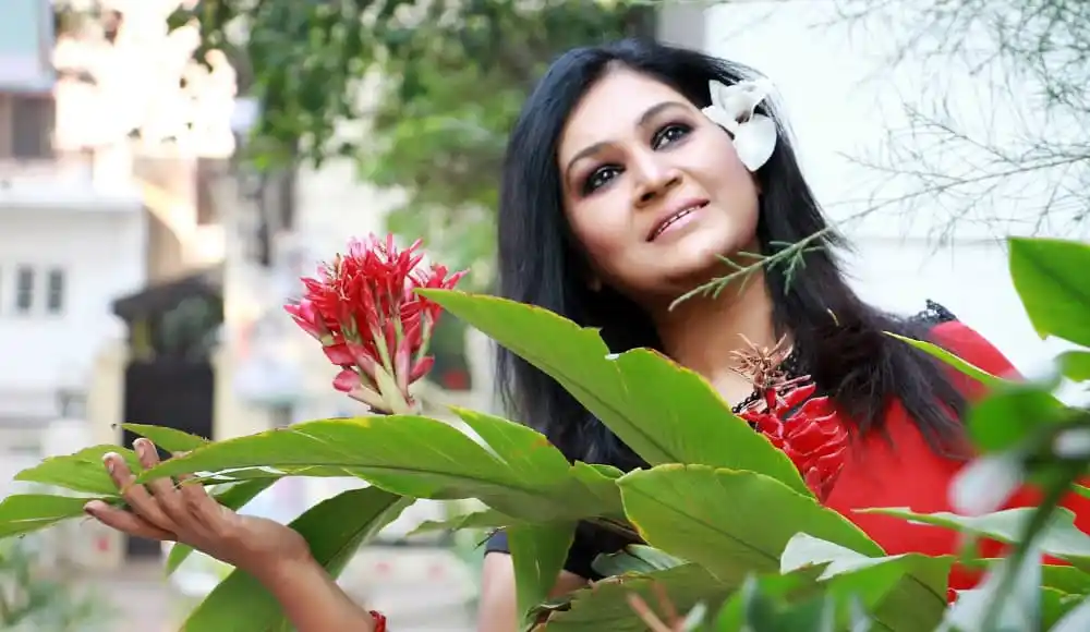 প্রকৃতি ও নারীর সৌন্দর্য ফুটে উঠেছে এই ছবিতে. Channel i News - চ্যানেল আই নিউজ