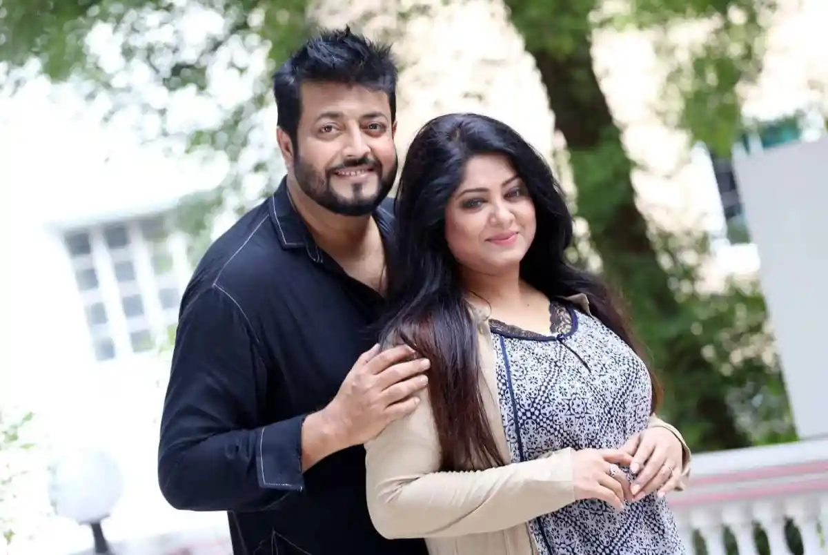 দাম্পত্য জীবনের ২৬ বছর উদযাপনরত মৌসুমী ও ওমর সানী. Channel i News - চ্যানেল আই নিউজ