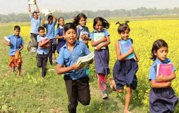 শিক্ষার্থীরা মাঠে বই নিয়ে হাঁটছে, শিক্ষার প্রতি আগ্রহ প্রকাশ করছে. Channel i News - চ্যানেল আই নিউজ