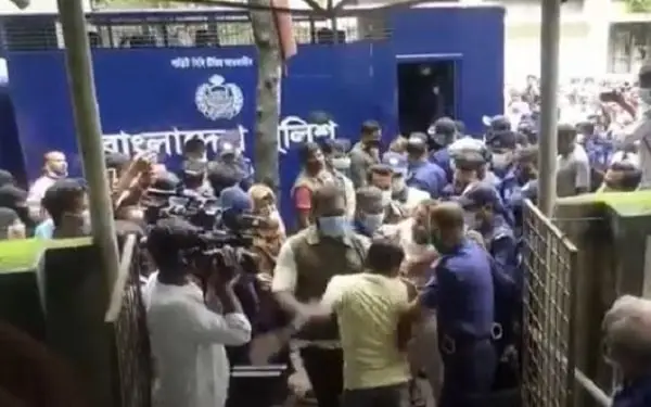 সাক্ষ্যগ্রহণের জন্য আদালত প্রাঙ্গণে পুলিশ ও আইনশৃঙ্খলা রক্ষাকারী বাহিনী. Channel i News - চ্যানেল আই নিউজ
