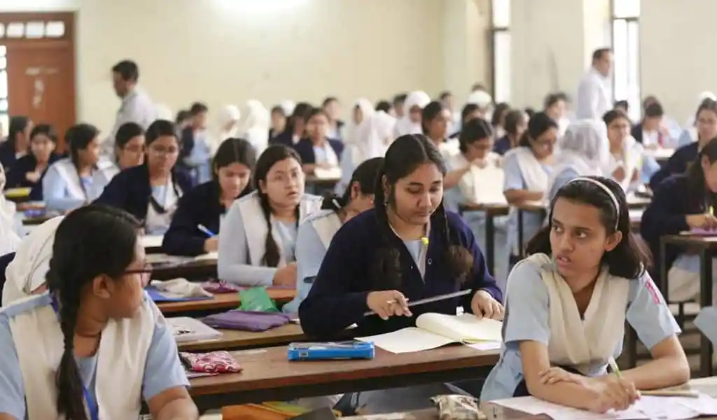 শিক্ষা প্রতিষ্ঠানে ছাত্রছাত্রীদের পরীক্ষা চলাকালীন দৃশ্য. Channel i News - চ্যানেল আই নিউজ