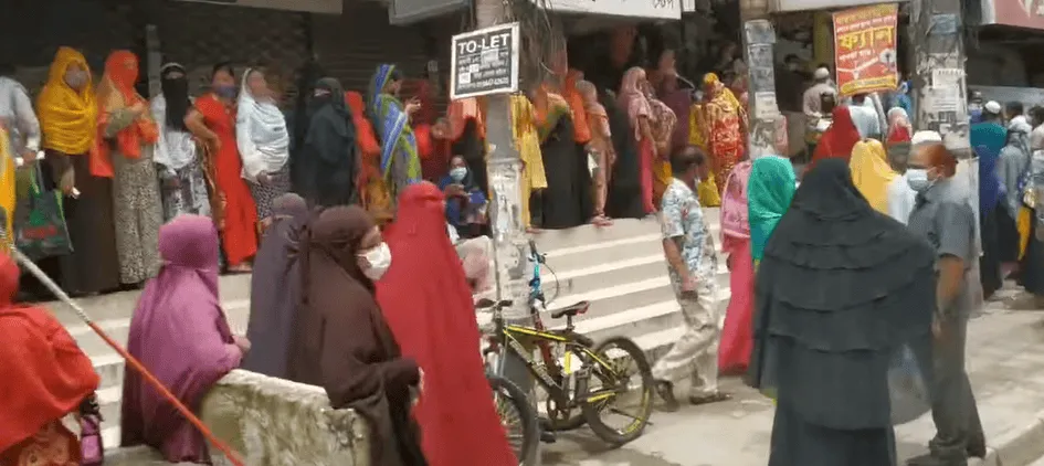 টিকা কেন্দ্রে হাজারো মানুষ টিকা নিতে আসছে, স্বাস্থ্য সচেতনতা বৃদ্ধি. Channel i News - চ্যানেল আই নিউজ