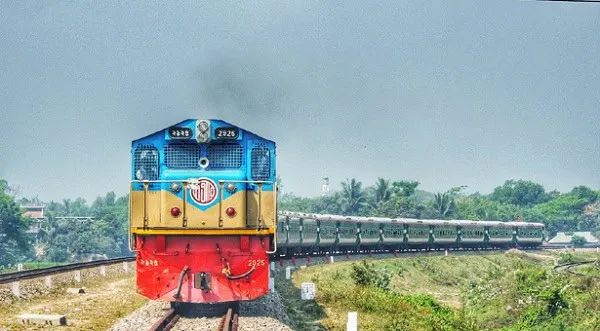 কমিউটার ট্রেনের ছাদে দুজন নিহতের ছবি, ট্রেন চলন্ত অবস্থায়. Channel i News - চ্যানেল আই নিউজ