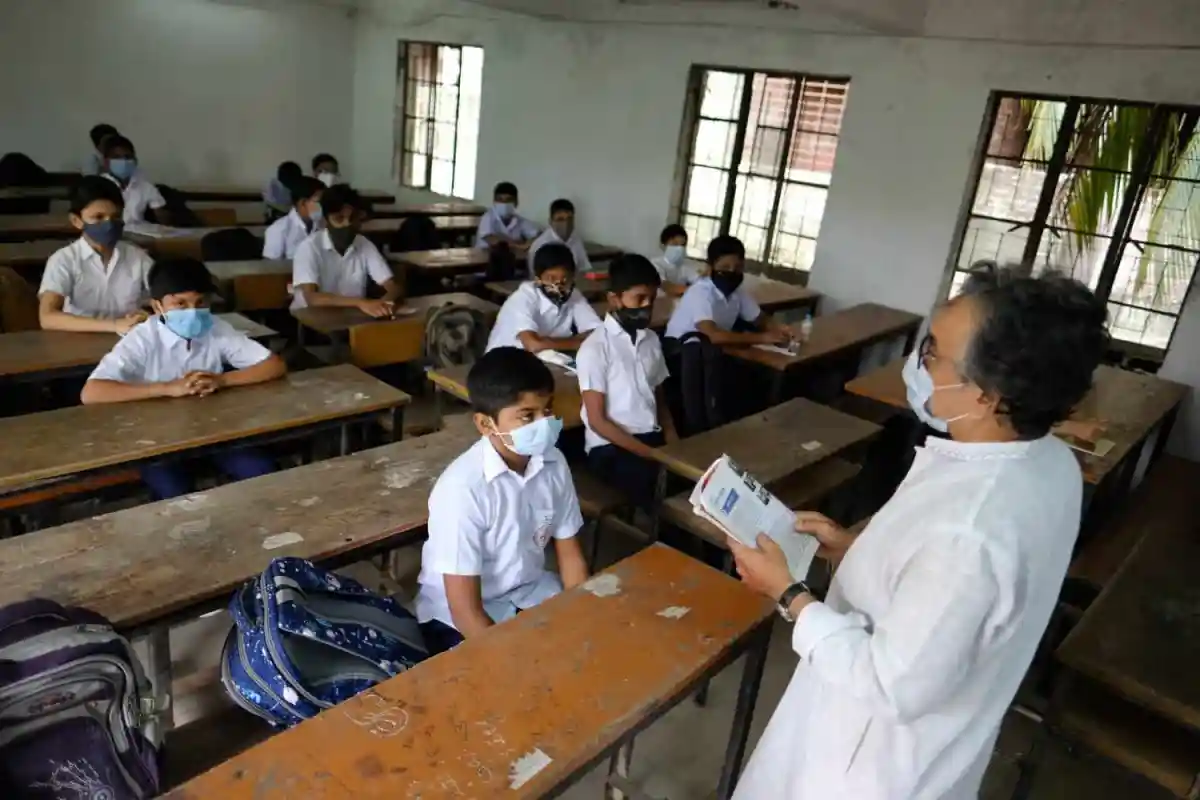 শিক্ষার্থীরা ক্লাসে বসে শিক্ষক থেকে শিক্ষা গ্রহণ করছে. Channel i News - চ্যানেল আই নিউজ