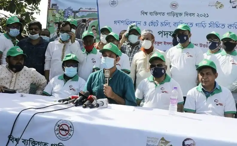 সচেতনতামূলক ক্যাম্পেইনে অংশগ্রহণকারী ব্যক্তিরা, মাস্ক পরা, গাড়ি চলাচল নিয়ন্ত্রণের জন্য আলোচনা করছে. Channel i News - চ্যানেল আই নিউজ