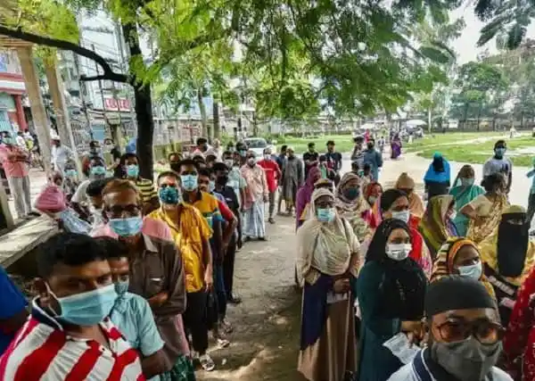 গণটিকা কেন্দ্রে মানুষজন করোনার দ্বিতীয় ডোজ নিতে লাইনে দাঁড়িয়ে. Channel i News - চ্যানেল আই নিউজ