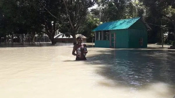 বন্যার কারণে জামালপুরে যমুনার পানি বিপৎসীমার উপর দিয়ে প্রবাহিত. Channel i News - চ্যানেল আই নিউজ