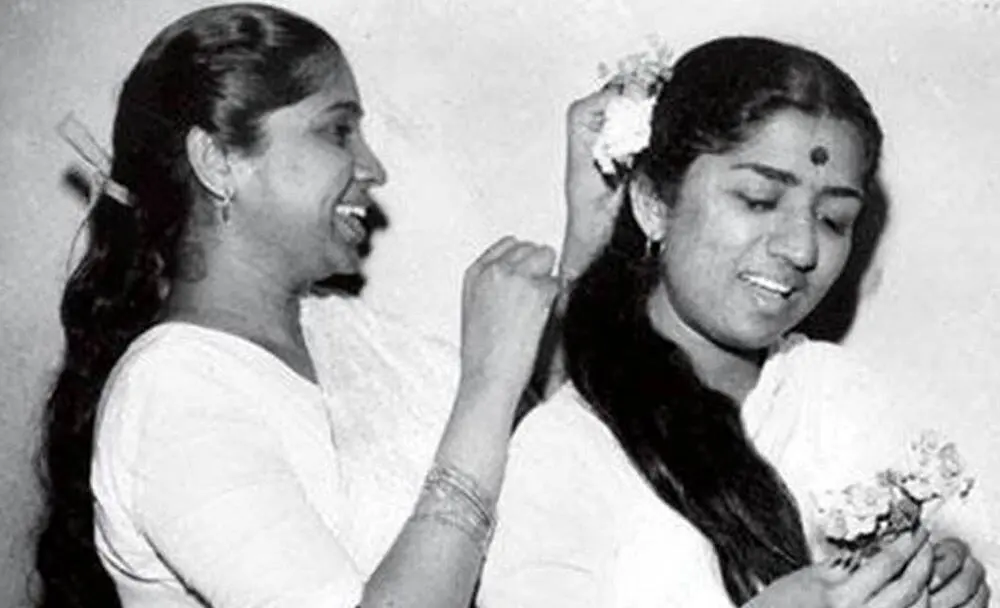 দুই নারী একে অপরের হাতে ফুল দিয়ে শুভেচ্ছা জানাচ্ছেন. Channel i News - চ্যানেল আই নিউজ