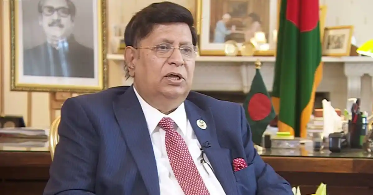 বাংলাদেশের একজন সরকারী কর্মকর্তা অফিসে বসে কথা বলছেন।. Channel i News - চ্যানেল আই নিউজ