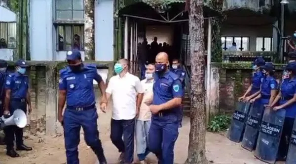 সেনা ও পুলিশ সদস্যরা মেজর সিনহা হত্যা মামলার সাক্ষীর সাক্ষ্যগ্রহণের জন্য আদালত প্রবেশের পথে।. Channel i News - চ্যানেল আই নিউজ