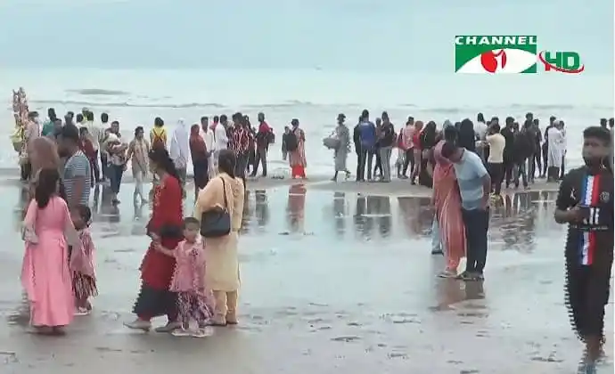 কক্সবাজার সৈকতে হাজারো মানুষের ভিড়, স্বাস্থ্যবিধি উপেক্ষিত. Channel i News - চ্যানেল আই নিউজ