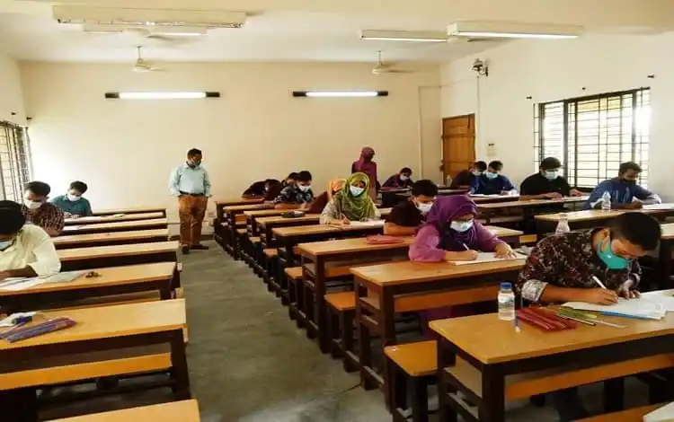 কুমিল্লা বিশ্ববিদ্যালয়ে সশরীরে পরীক্ষা নিচ্ছেন শিক্ষার্থীরা. Channel i News - চ্যানেল আই নিউজ